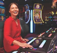 Dealer Live Casino profesional sedang melayani permainan dengan antusias